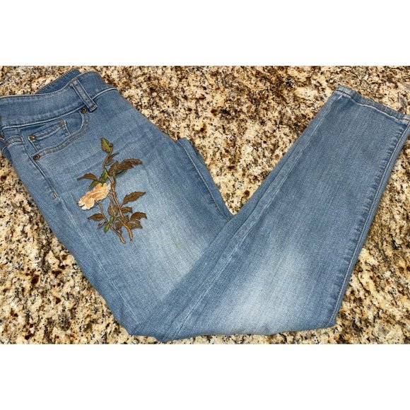 New York & Co SOHO Boyfriend Floral Embroidered Jeans Distressed Size 0 - Picture 2 of 11